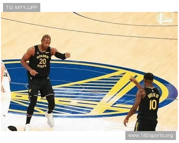 巴特勒赛前为勇士球迷签名 多数集中在30号球衣上